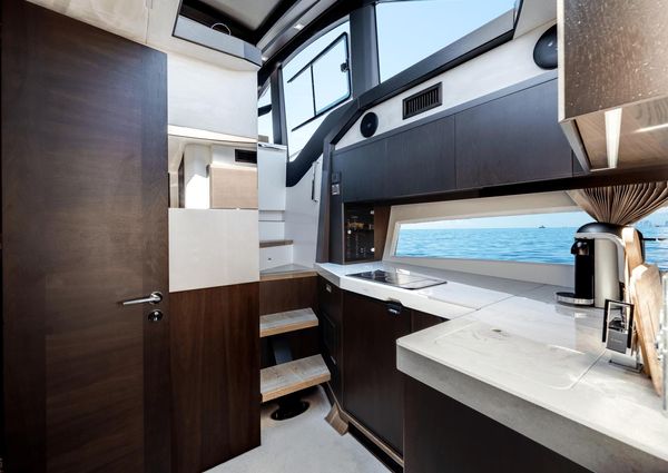 Galeon 425 HTS image