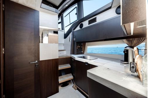 Galeon 425 HTS image