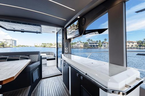 Galeon 425 HTS image