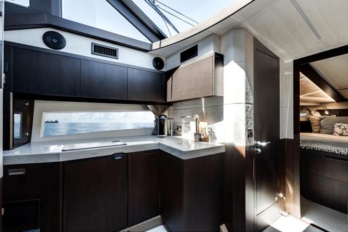 Galeon 425 HTS image