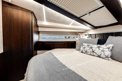 Galeon 425 HTS image