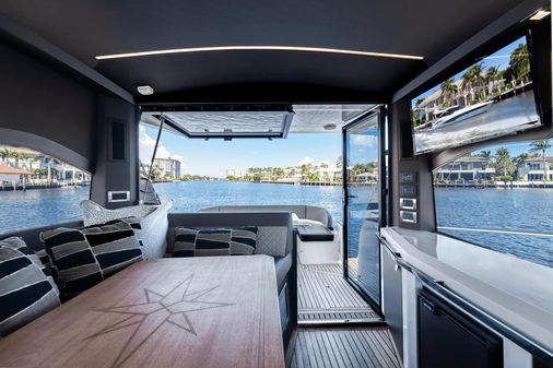 Galeon 425 HTS image