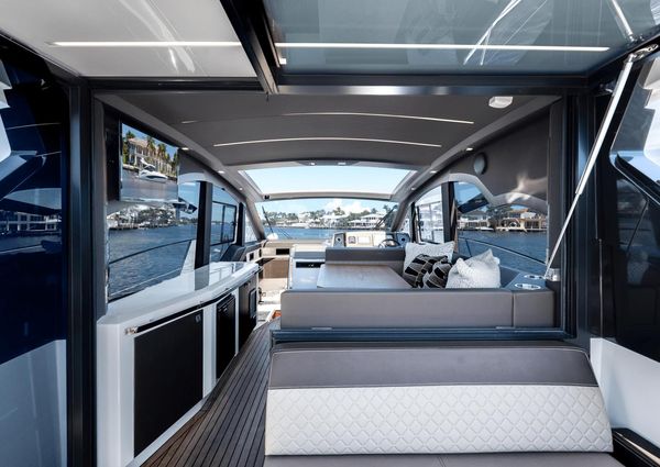 Galeon 425 HTS image