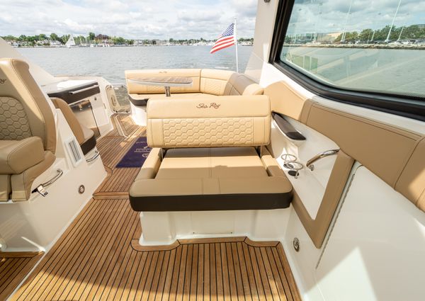 Sea Ray 320 image