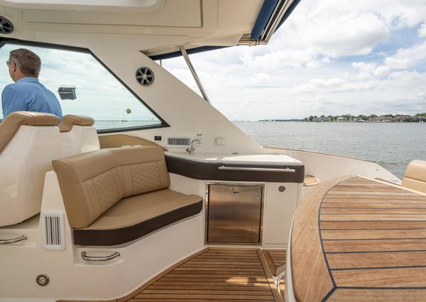 Sea Ray 320 image