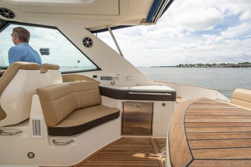 Sea Ray 320 image