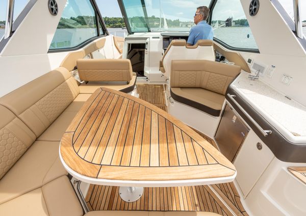 Sea Ray 320 image