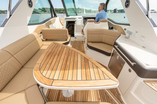 Sea Ray 320 image