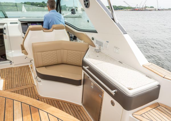 Sea Ray 320 image