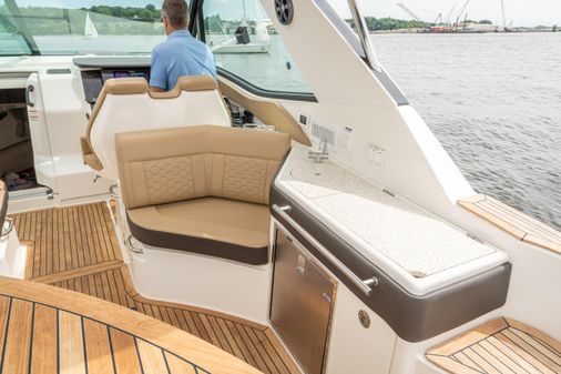 Sea Ray 320 image