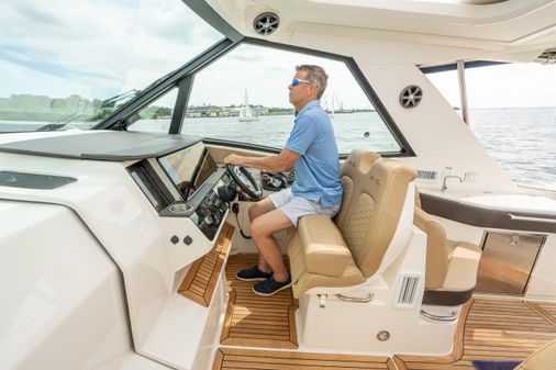 Sea Ray 320 image