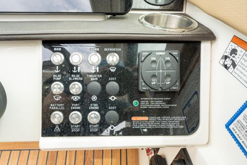 Sea Ray 320 image