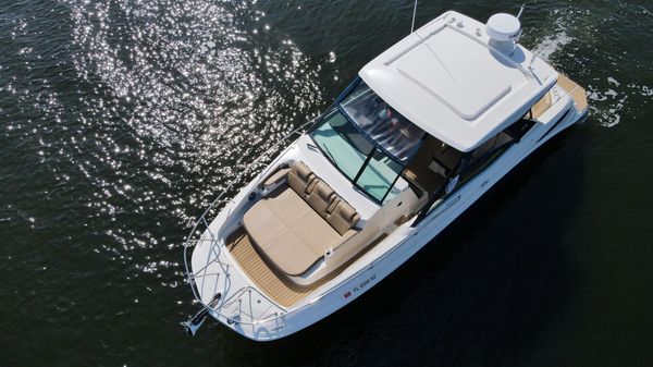 Sea Ray 320 Sundancer image