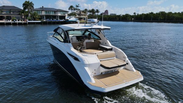 Sea Ray 320 Sundancer image