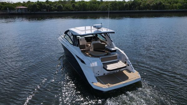 Sea Ray 320 Sundancer image