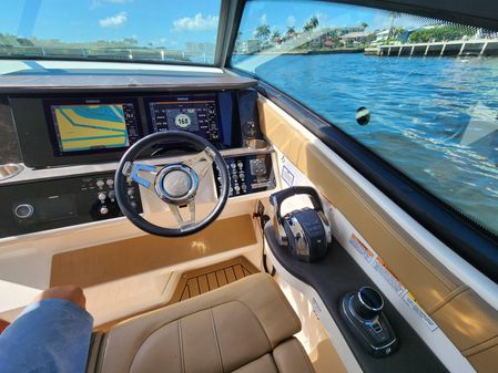 Sea Ray 320 Sundancer image