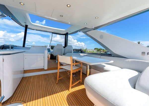 Azimut 68 image