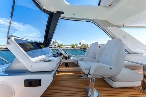 Azimut 68 image