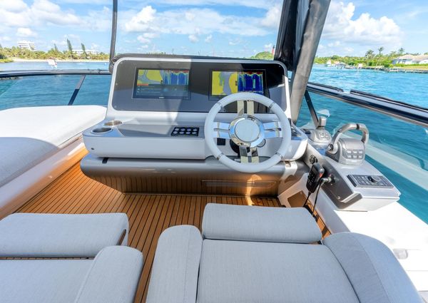 Azimut 68 image