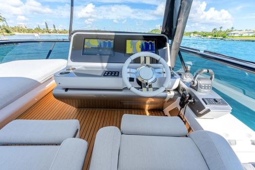 Azimut 68 image