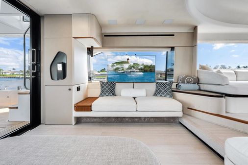 Azimut 68 image