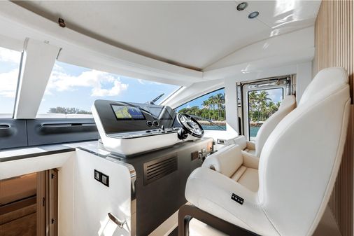 Azimut 68 image