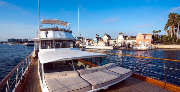 Chris-Craft Constellation-Charter Business image