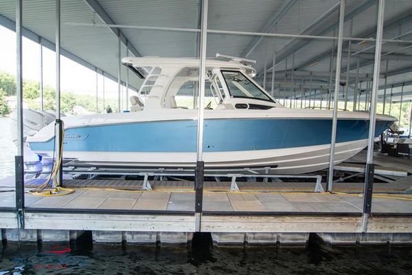 Boston Whaler 350 Realm - main image