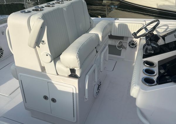 Fountain 38-CENTER-CONSOLE image