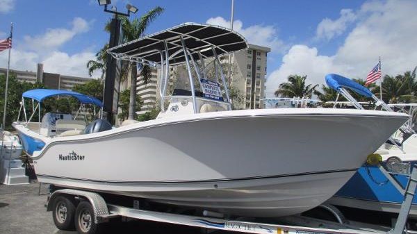 NauticStar 2102 Legacy 