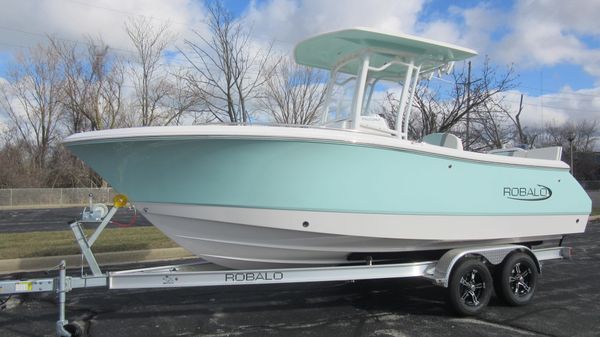 Robalo R230 Center Console 