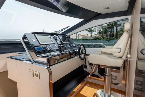 Azimut 80 image