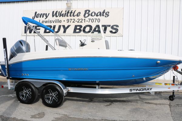 Stingray 206CC Deck Boat - main image
