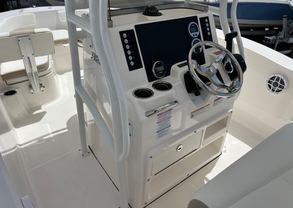 Robalo R200-CENTER-CONSOLE image