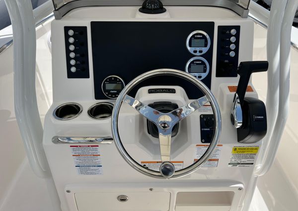 Robalo R200-CENTER-CONSOLE image