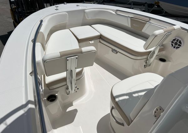 Robalo R200-CENTER-CONSOLE image