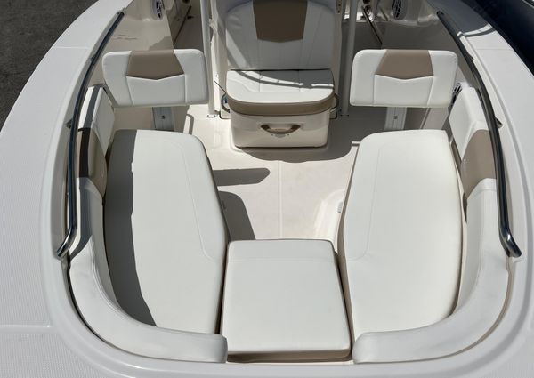 Robalo R200-CENTER-CONSOLE image