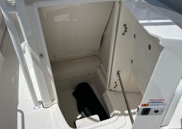 Robalo R200-CENTER-CONSOLE image