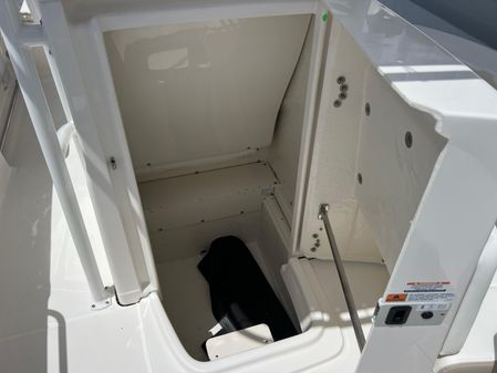 Robalo R200-CENTER-CONSOLE image