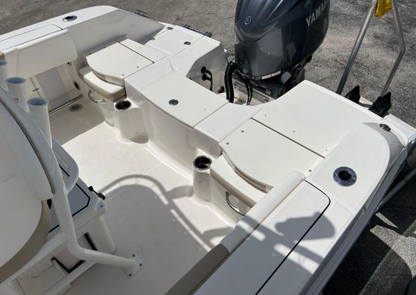 Robalo R200-CENTER-CONSOLE image