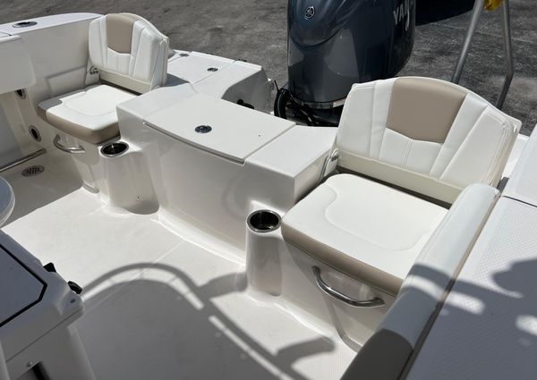 Robalo R200-CENTER-CONSOLE image