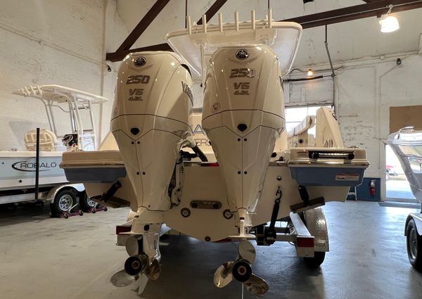 Robalo R-272 image