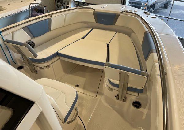 Robalo R-272 image