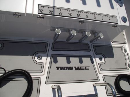 Twin-vee 240-CC image