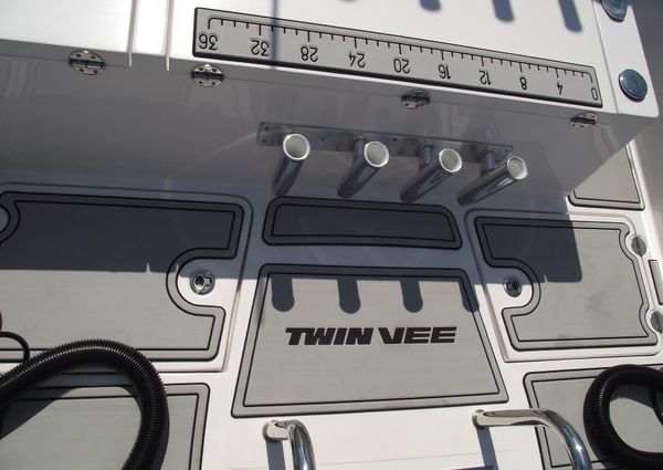 Twin-vee 240-CC image