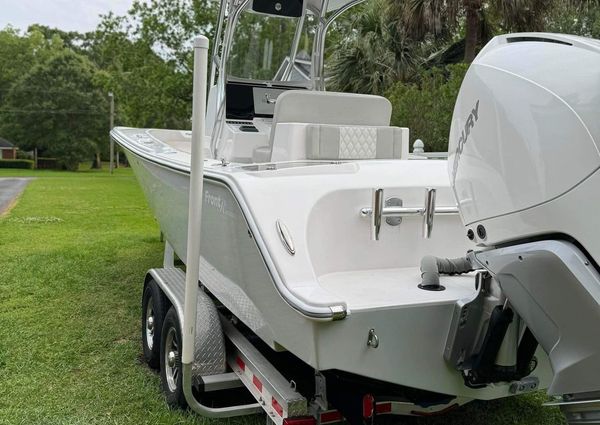 Front Runner 26 Center Console image