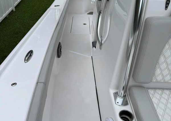 Front Runner 26 Center Console image