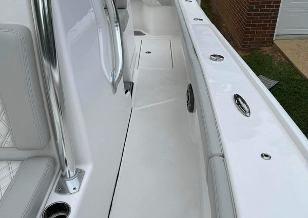 Front Runner 26 Center Console image