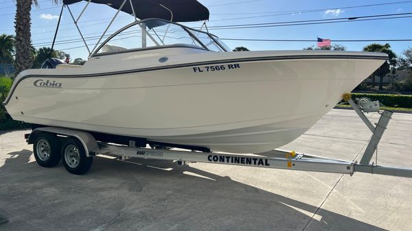 Cobia 220 Dual Console