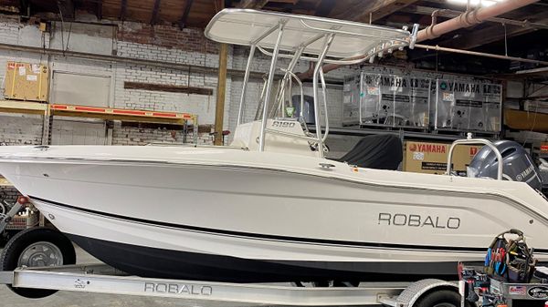Robalo R180 Center Console